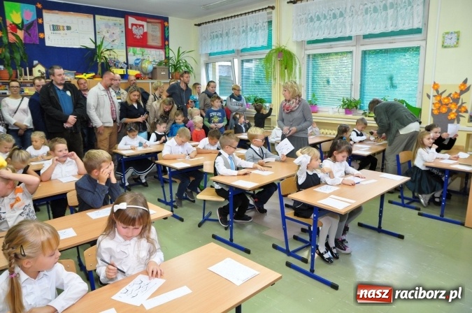 Zdjęcie w galerii na portalu naszraciborz.pl: Uroczyste pasowanie na ucznia osiemnastki wiadomości z regionu