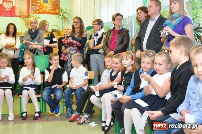 Zdjęcie w galerii na portalu naszraciborz.pl: Uroczyste pasowanie na ucznia osiemnastki wiadomości z regionu