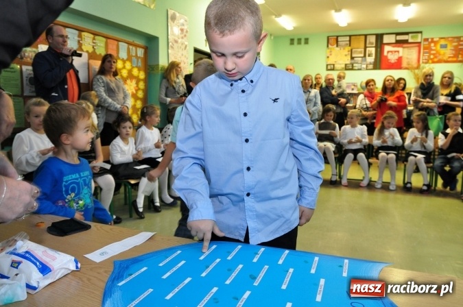 Zdjęcie w galerii na portalu naszraciborz.pl: Uroczyste pasowanie na ucznia osiemnastki wiadomości z regionu