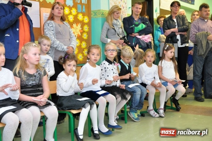 Zdjęcie w galerii na portalu naszraciborz.pl: Uroczyste pasowanie na ucznia osiemnastki wiadomości z regionu