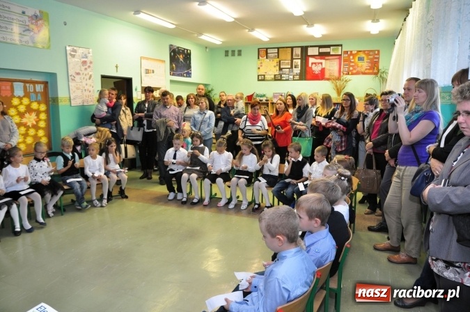 Zdjęcie w galerii na portalu naszraciborz.pl: Uroczyste pasowanie na ucznia osiemnastki wiadomości z regionu