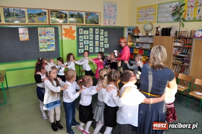 Zdjęcie w galerii na portalu naszraciborz.pl: Uroczyste pasowanie na ucznia osiemnastki wiadomości z regionu