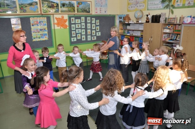 Zdjęcie w galerii na portalu naszraciborz.pl: Uroczyste pasowanie na ucznia osiemnastki wiadomości z regionu