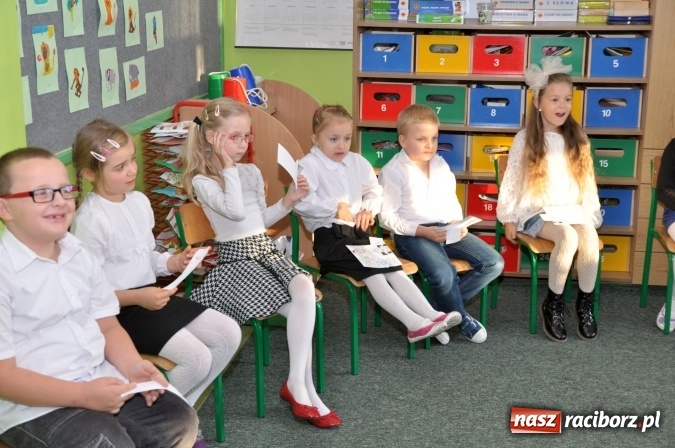 Zdjęcie w galerii na portalu naszraciborz.pl: Uroczyste pasowanie na ucznia osiemnastki wiadomości z regionu