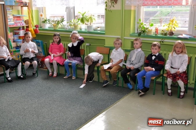 Zdjęcie w galerii na portalu naszraciborz.pl: Uroczyste pasowanie na ucznia osiemnastki wiadomości z regionu