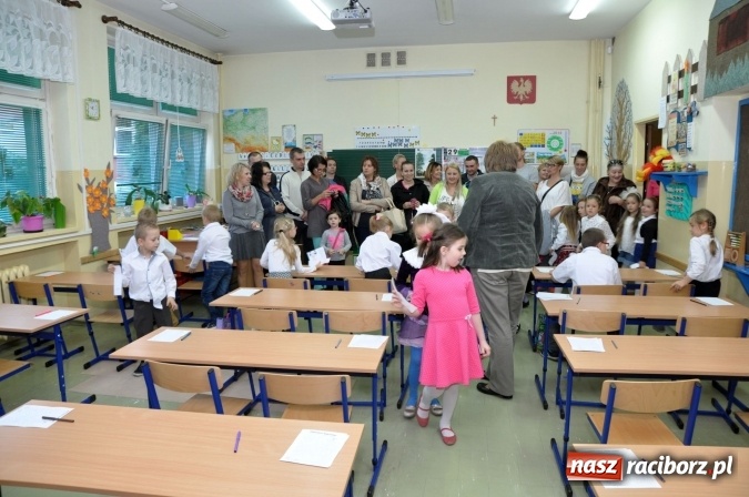 Zdjęcie w galerii na portalu naszraciborz.pl: Uroczyste pasowanie na ucznia osiemnastki wiadomości z regionu