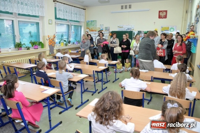 Zdjęcie w galerii na portalu naszraciborz.pl: Uroczyste pasowanie na ucznia osiemnastki wiadomości z regionu