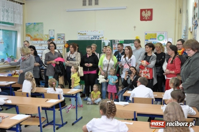 Zdjęcie w galerii na portalu naszraciborz.pl: Uroczyste pasowanie na ucznia osiemnastki wiadomości z regionu