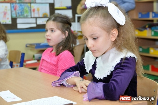 Zdjęcie w galerii na portalu naszraciborz.pl: Uroczyste pasowanie na ucznia osiemnastki wiadomości z regionu