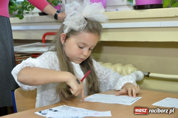 Zdjęcie w galerii na portalu naszraciborz.pl: Uroczyste pasowanie na ucznia osiemnastki wiadomości z regionu