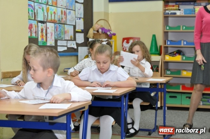 Zdjęcie w galerii na portalu naszraciborz.pl: Uroczyste pasowanie na ucznia osiemnastki wiadomości z regionu