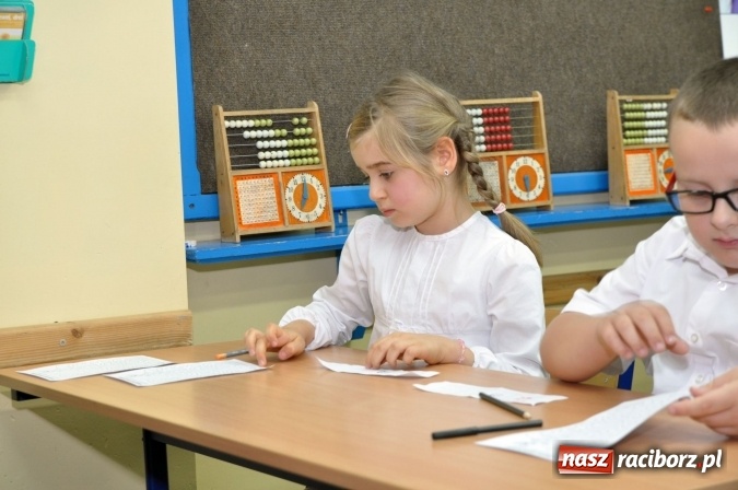 Zdjęcie w galerii na portalu naszraciborz.pl: Uroczyste pasowanie na ucznia osiemnastki wiadomości z regionu