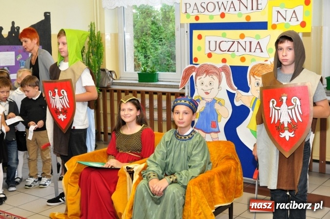 Zdjęcie w galerii na portalu naszraciborz.pl: Uroczyste pasowanie na ucznia osiemnastki wiadomości z regionu