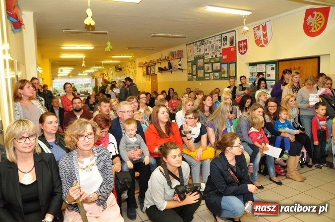 Zdjęcie w galerii na portalu naszraciborz.pl: Uroczyste pasowanie na ucznia osiemnastki wiadomości z regionu