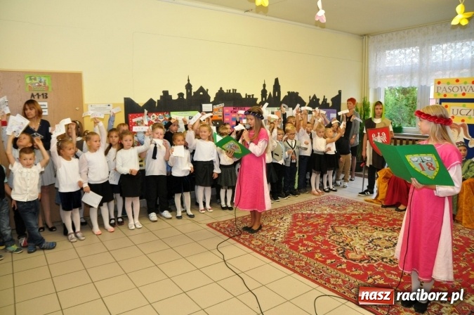 Zdjęcie w galerii na portalu naszraciborz.pl: Uroczyste pasowanie na ucznia osiemnastki wiadomości z regionu