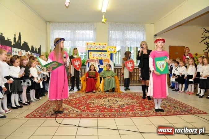 Zdjęcie w galerii na portalu naszraciborz.pl: Uroczyste pasowanie na ucznia osiemnastki wiadomości z regionu