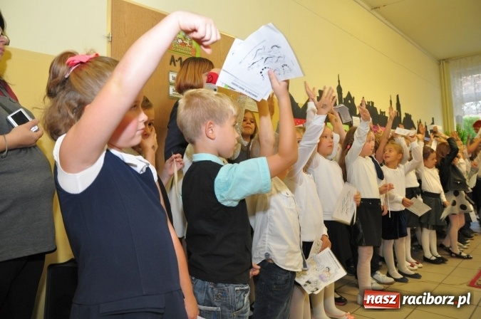 Zdjęcie w galerii na portalu naszraciborz.pl: Uroczyste pasowanie na ucznia osiemnastki wiadomości z regionu