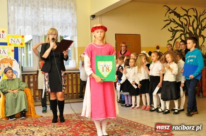 Zdjęcie w galerii na portalu naszraciborz.pl: Uroczyste pasowanie na ucznia osiemnastki wiadomości z regionu