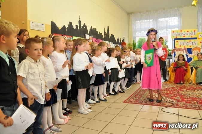 Zdjęcie w galerii na portalu naszraciborz.pl: Uroczyste pasowanie na ucznia osiemnastki wiadomości z regionu