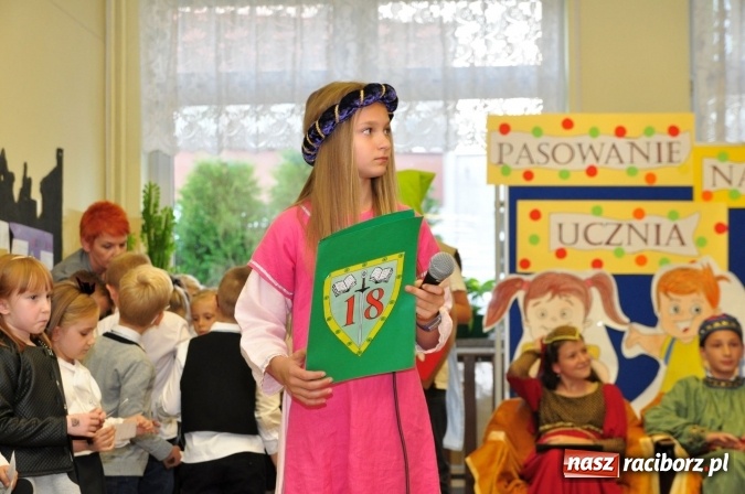 Zdjęcie w galerii na portalu naszraciborz.pl: Uroczyste pasowanie na ucznia osiemnastki wiadomości z regionu