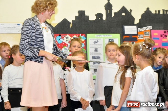 Zdjęcie w galerii na portalu naszraciborz.pl: Uroczyste pasowanie na ucznia osiemnastki wiadomości z regionu