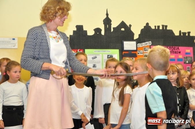 Zdjęcie w galerii na portalu naszraciborz.pl: Uroczyste pasowanie na ucznia osiemnastki wiadomości z regionu