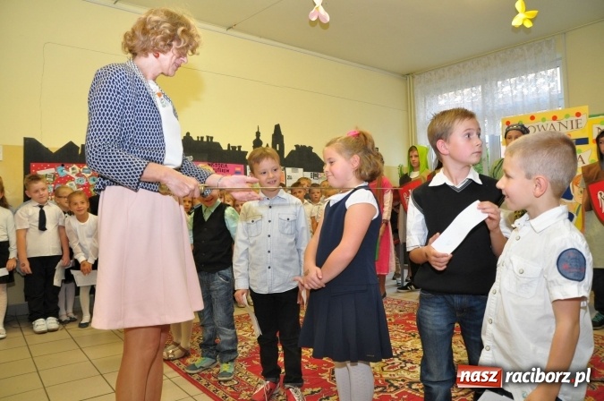 Zdjęcie w galerii na portalu naszraciborz.pl: Uroczyste pasowanie na ucznia osiemnastki wiadomości z regionu