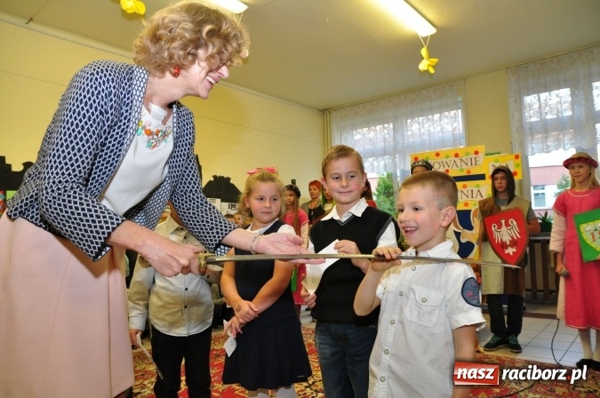 Zdjęcie w galerii na portalu naszraciborz.pl: Uroczyste pasowanie na ucznia osiemnastki wiadomości z regionu