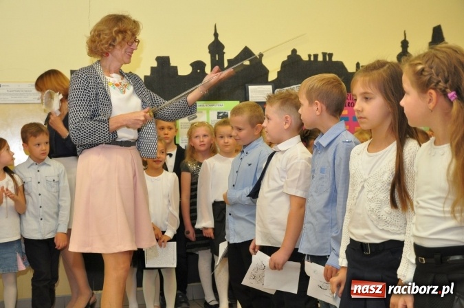 Zdjęcie w galerii na portalu naszraciborz.pl: Uroczyste pasowanie na ucznia osiemnastki wiadomości z regionu