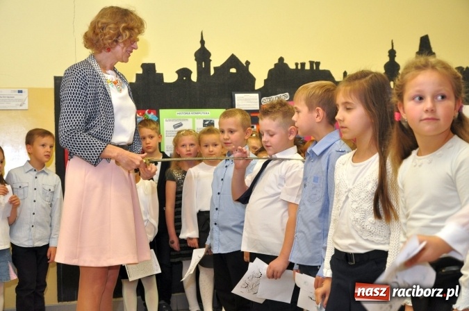 Zdjęcie w galerii na portalu naszraciborz.pl: Uroczyste pasowanie na ucznia osiemnastki wiadomości z regionu