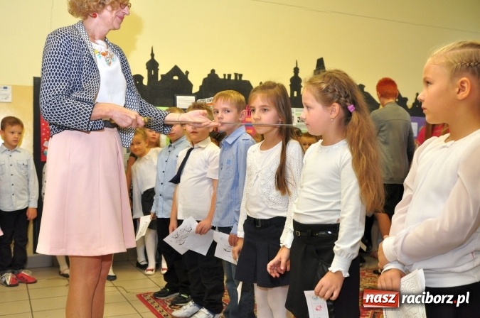 Zdjęcie w galerii na portalu naszraciborz.pl: Uroczyste pasowanie na ucznia osiemnastki wiadomości z regionu