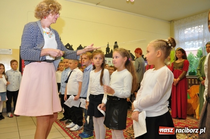 Zdjęcie w galerii na portalu naszraciborz.pl: Uroczyste pasowanie na ucznia osiemnastki wiadomości z regionu