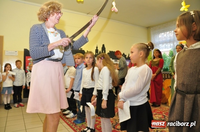 Zdjęcie w galerii na portalu naszraciborz.pl: Uroczyste pasowanie na ucznia osiemnastki wiadomości z regionu