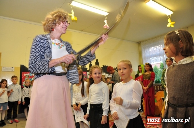 Zdjęcie w galerii na portalu naszraciborz.pl: Uroczyste pasowanie na ucznia osiemnastki wiadomości z regionu