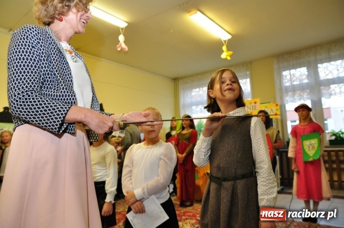 Zdjęcie w galerii na portalu naszraciborz.pl: Uroczyste pasowanie na ucznia osiemnastki wiadomości z regionu