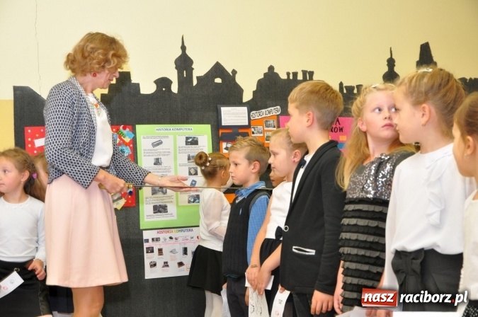 Zdjęcie w galerii na portalu naszraciborz.pl: Uroczyste pasowanie na ucznia osiemnastki wiadomości z regionu