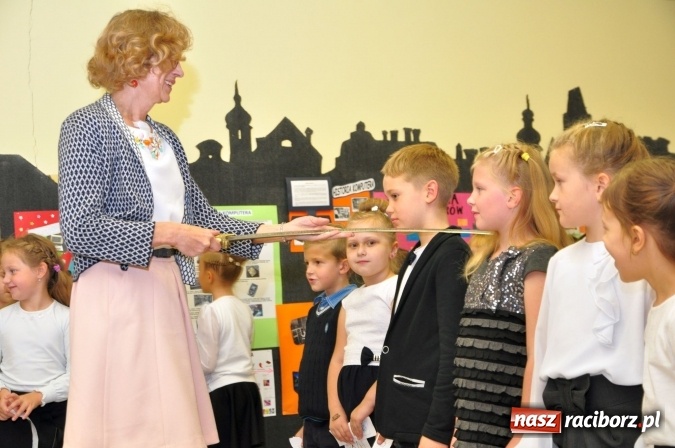 Zdjęcie w galerii na portalu naszraciborz.pl: Uroczyste pasowanie na ucznia osiemnastki wiadomości z regionu