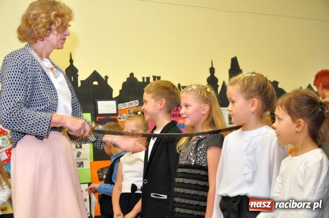 Zdjęcie w galerii na portalu naszraciborz.pl: Uroczyste pasowanie na ucznia osiemnastki wiadomości z regionu