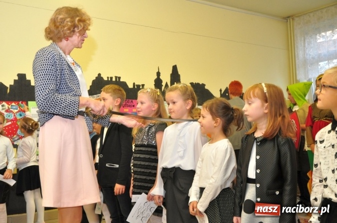 Zdjęcie w galerii na portalu naszraciborz.pl: Uroczyste pasowanie na ucznia osiemnastki wiadomości z regionu