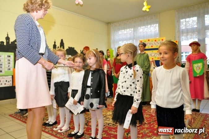 Zdjęcie w galerii na portalu naszraciborz.pl: Uroczyste pasowanie na ucznia osiemnastki wiadomości z regionu