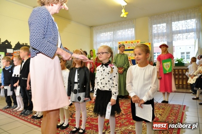 Zdjęcie w galerii na portalu naszraciborz.pl: Uroczyste pasowanie na ucznia osiemnastki wiadomości z regionu