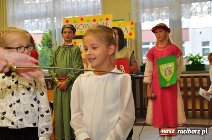 Zdjęcie w galerii na portalu naszraciborz.pl: Uroczyste pasowanie na ucznia osiemnastki wiadomości z regionu