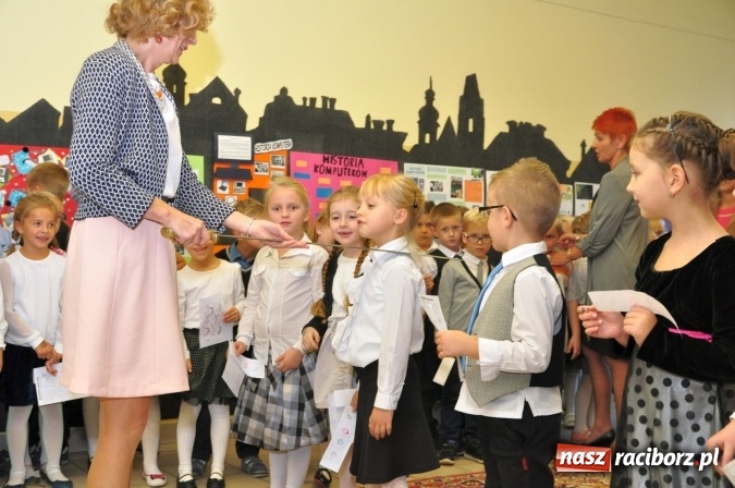 Zdjęcie w galerii na portalu naszraciborz.pl: Uroczyste pasowanie na ucznia osiemnastki wiadomości z regionu