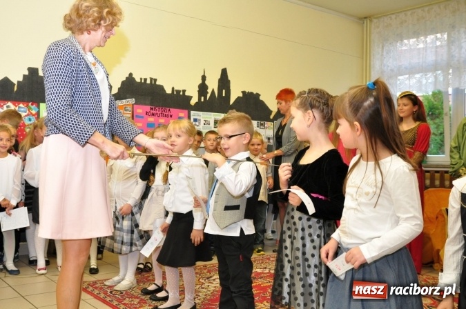 Zdjęcie w galerii na portalu naszraciborz.pl: Uroczyste pasowanie na ucznia osiemnastki wiadomości z regionu