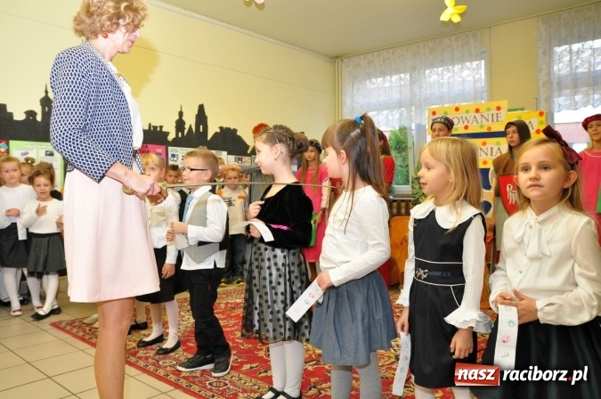 Zdjęcie w galerii na portalu naszraciborz.pl: Uroczyste pasowanie na ucznia osiemnastki wiadomości z regionu