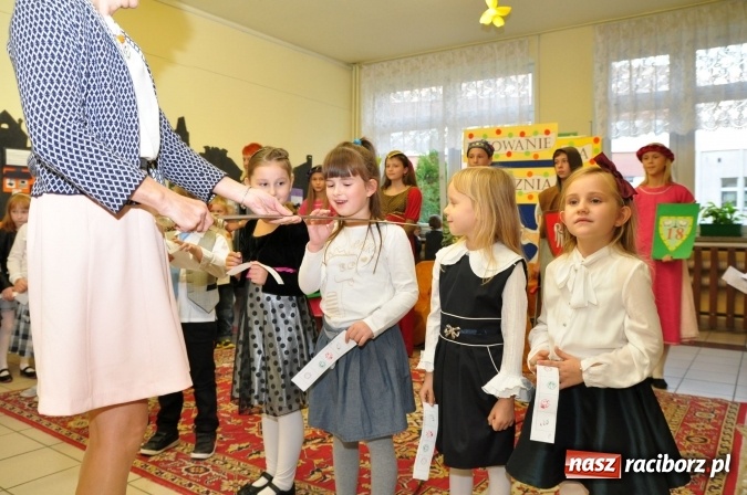 Zdjęcie w galerii na portalu naszraciborz.pl: Uroczyste pasowanie na ucznia osiemnastki wiadomości z regionu