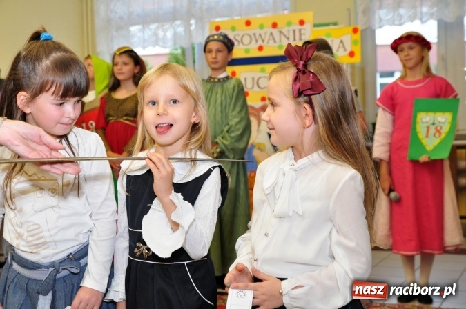 Zdjęcie w galerii na portalu naszraciborz.pl: Uroczyste pasowanie na ucznia osiemnastki wiadomości z regionu