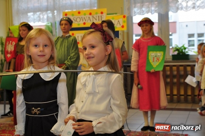 Zdjęcie w galerii na portalu naszraciborz.pl: Uroczyste pasowanie na ucznia osiemnastki wiadomości z regionu