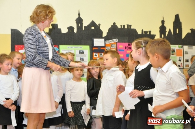 Zdjęcie w galerii na portalu naszraciborz.pl: Uroczyste pasowanie na ucznia osiemnastki wiadomości z regionu