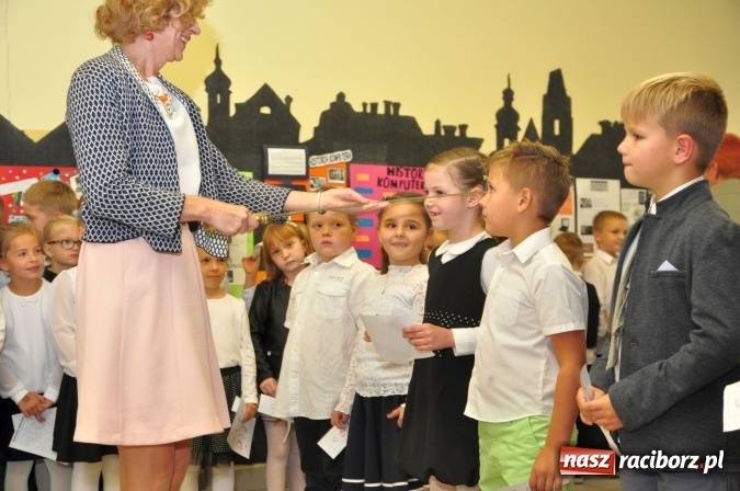 Zdjęcie w galerii na portalu naszraciborz.pl: Uroczyste pasowanie na ucznia osiemnastki wiadomości z regionu